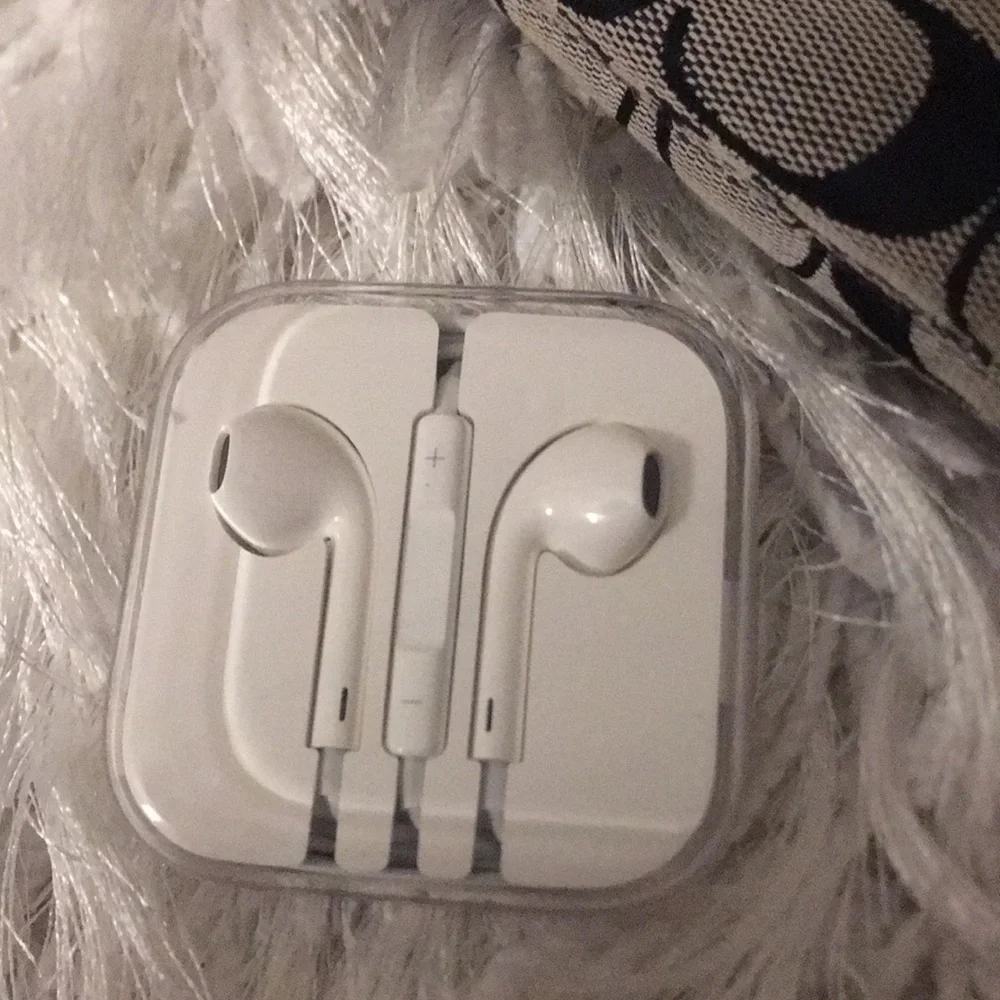 New In Case Apple EarPods Headphones - Picture 4 of 4